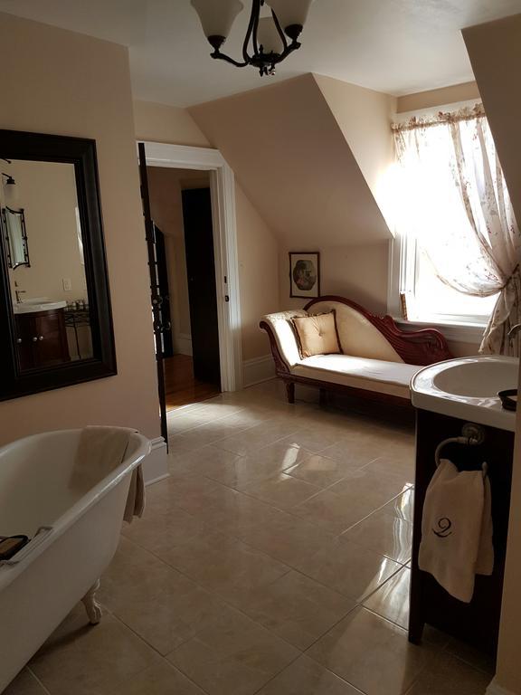 Quartermain House Bed & Breakfast フレデリクトン エクステリア 写真